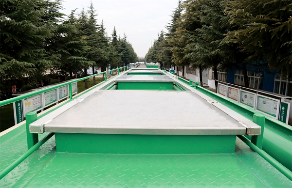 凌宇飼料運(yùn)輸半掛車