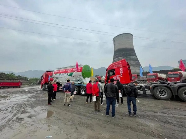 全國(guó)巡展丨凌宇2021款粉罐車驚艷亮相，場(chǎng)面火爆……